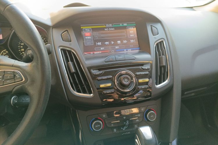 福特 福克斯 2015款 三厢 EcoBoost 125 自动超能风尚型中控内饰16