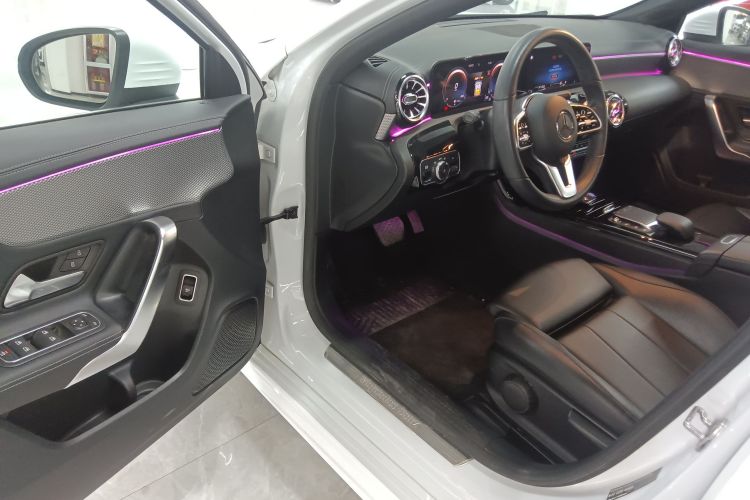 奔驰A级 2020款 改款二 A 180 L 运动轿车中控内饰20