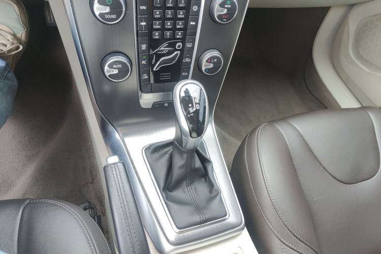 沃尔沃V40 2016款 T3 智逸版中控内饰18