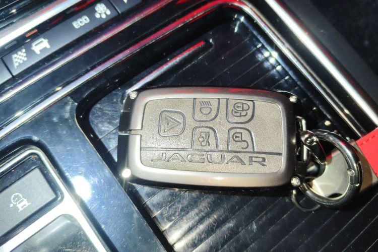 捷豹XEL 2018款 2.0T 200PS 豪华版中控内饰11