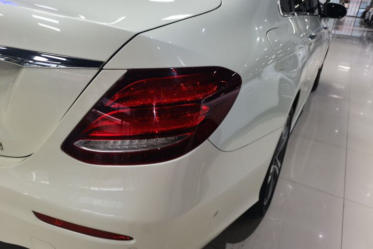 奔驰E级 2019款 E 260 L 运动型车身外观9