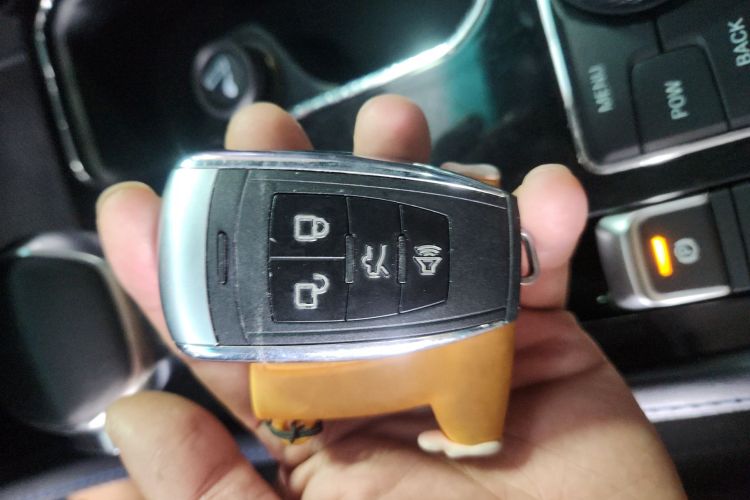 北京BJ40 2018款 PLUS 2.0T 自动四驱城市猎人版中控内饰11