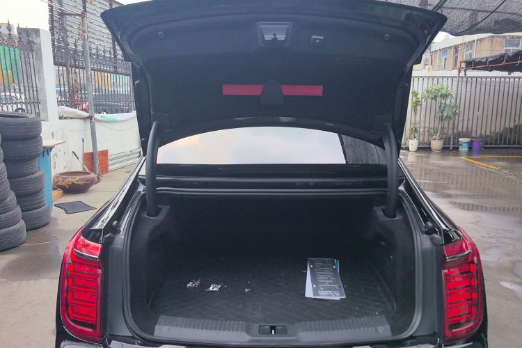 红旗H9 2022款 2.0T 智联旗享版机舱底盘23