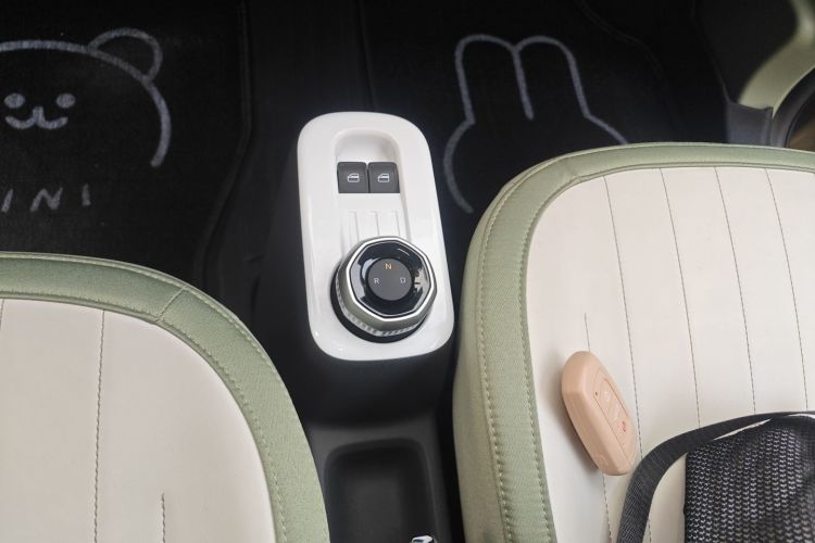 吉利银河 2025款 210km 熊猫骑士中控内饰18