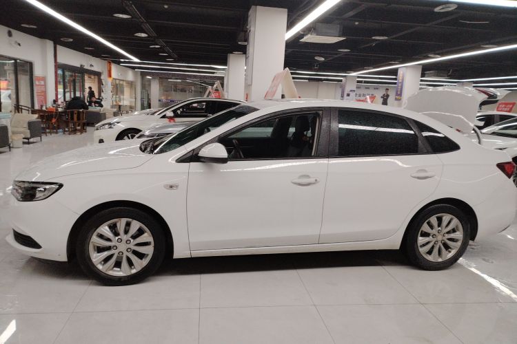 别克 英朗 2021款 改款 典范 1.5L 自动精英型车身外观4