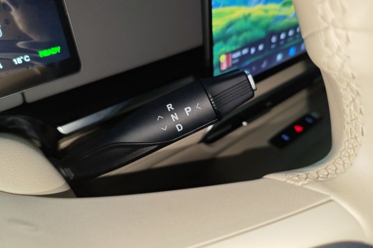 岚图汽车 岚图梦想家 2025款 EV 四驱旗舰鲲鹏版中控内饰18