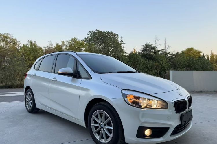 宝马2系旅行车 2016款 218i 时尚型车身外观3