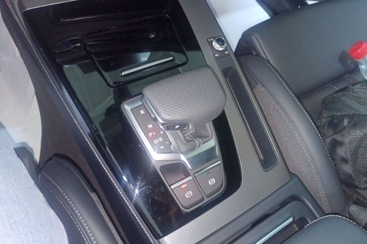 奥迪Q5L 2025款 45周年典藏版 40 TFSI 豪华动感型中控内饰18