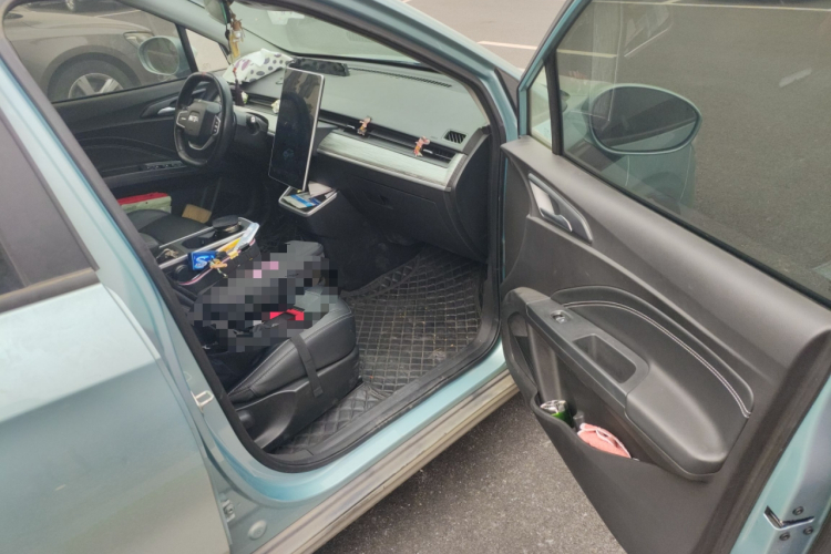 哪吒汽车 哪吒V 2022款 潮 400 Lite局部细节9005