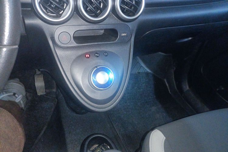 欧拉黑猫 2019款 301km 标准版中控内饰18