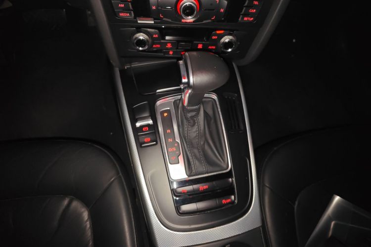 奥迪A4L 2013款 35 TFSI 自动标准型中控内饰18