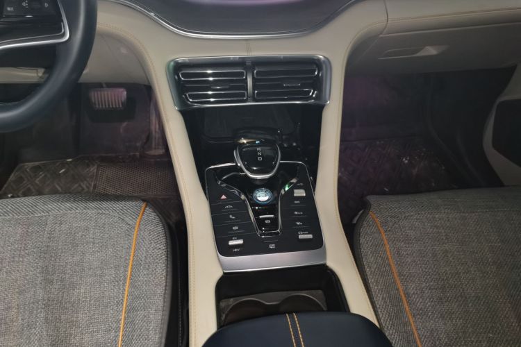 比亚迪 宋PLUS新能源 2021款 DM-i 51KM 尊荣型中控内饰18