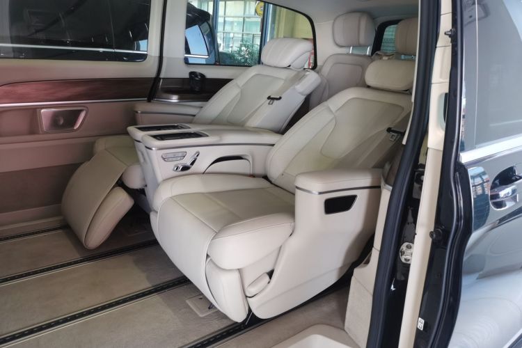 奔驰V级 2022款 V 260 L 长轴距尊贵版中控内饰21