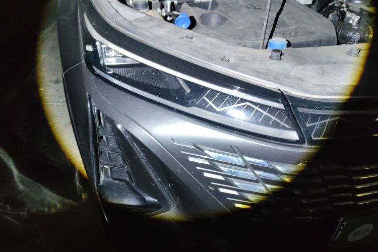 长安CS75 PLUS 2023款 第三代 1.5T 自动尊贵型车身外观8