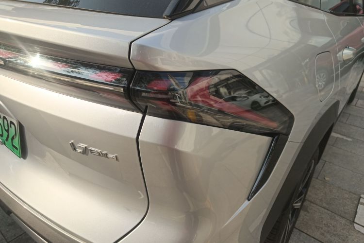 吉利银河 银河L7 2025款 EM-i 115km 探索+版车身外观9