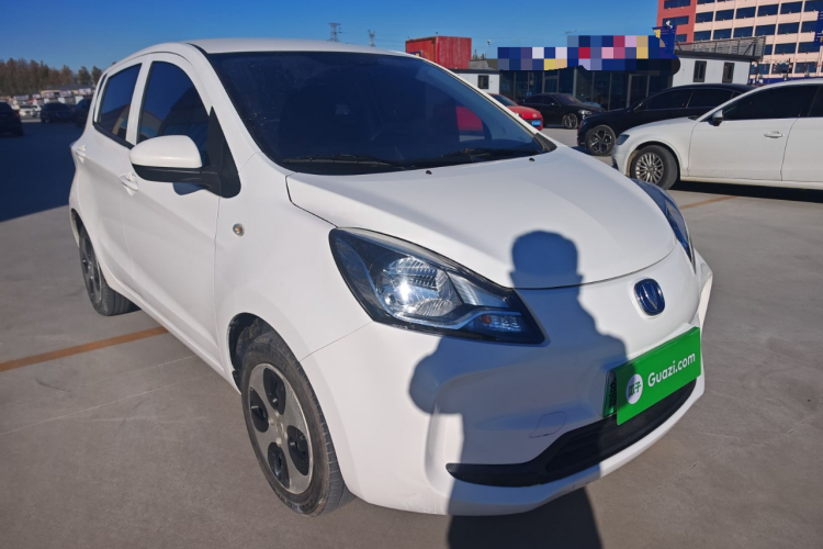 长安欧尚 奔奔E-Star 2021款 国民版 心怡版 磷酸铁锂（31.86kWh）车身外观3