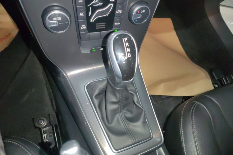 沃尔沃V40 2016款 T3 智逸版中控内饰18