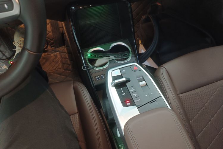 宝马iX1 2023款 eDrive25L M运动套装中控内饰18