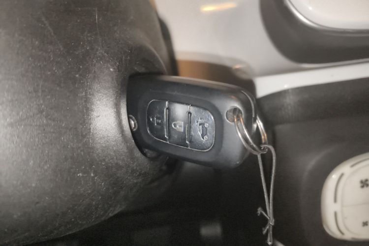 smart fortwo 2015款 1.0L 52千瓦硬顶激情版中控内饰11