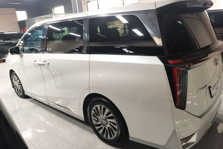 广汽传祺 传祺M8 2023款 宗师系列 双擎 御尊版车身外观4