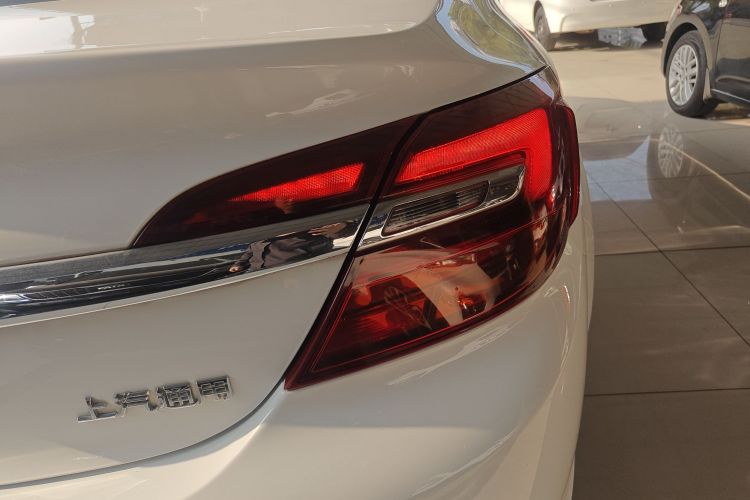 别克 君威 2015款 1.6T 精英技术型车身外观9