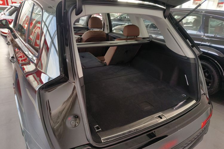 奥迪Q7 2024款 45 TFSI quattro S line黑武士型机舱底盘23