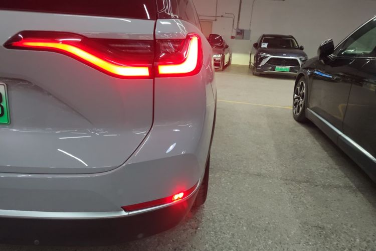 蔚来ES8 2020款 415KM 六座版车身外观9