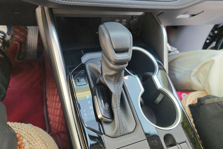 丰田 汉兰达 2022款 双擎 2.5L 四驱精英版 7座中控内饰18