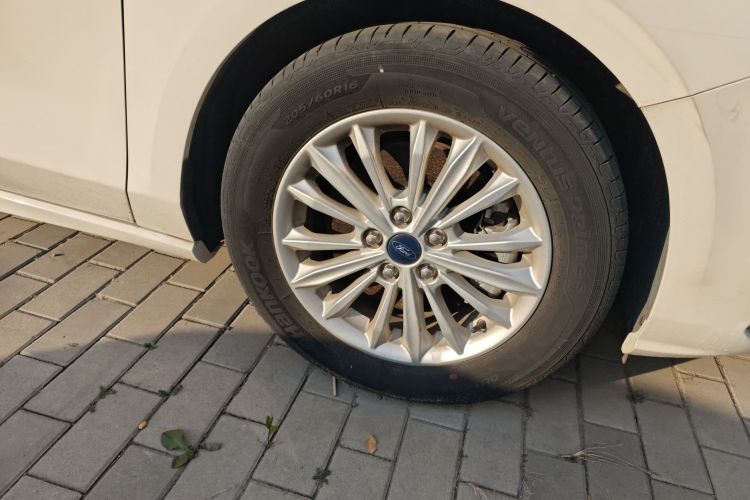 福特 福克斯 2020款 三厢 EcoBoost 180 自动锋潮型车身外观10