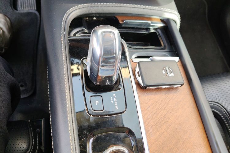 沃尔沃XC90新能源 2018款 E驱混动 T8 智尊版 7座中控内饰18