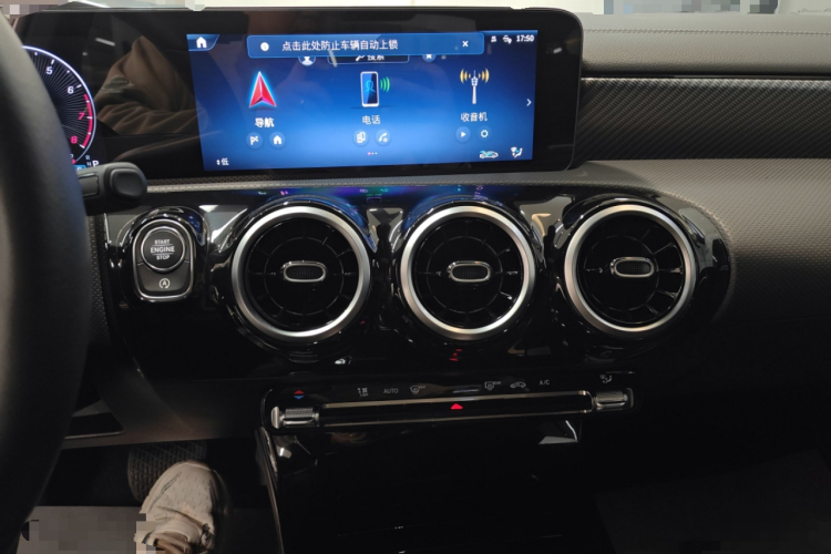 奔驰A级 2023款 A 200 L 动感型中控内饰16