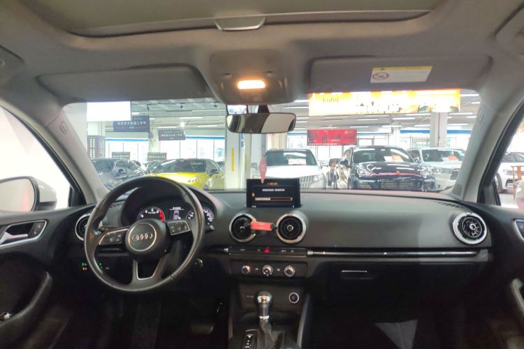 奥迪A3 2018款 30周年年型 Limousine 35 TFSI 时尚型中控内饰12