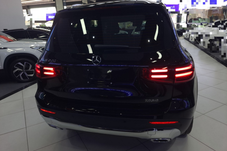 奔驰GLB 2025款 GLB 220 动感型车身外观6