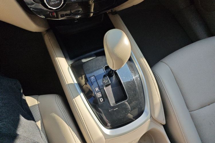 日产 奇骏 2014款 2.5L CVT领先版 4WD中控内饰18