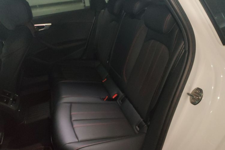 奥迪A4L 2025款 200万辆悦享版 40 TFSI 豪华动感型中控内饰21