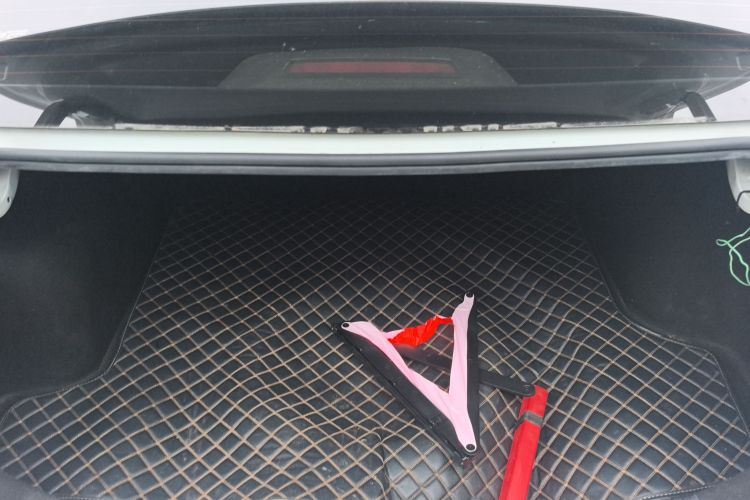 荣威i5 2020款 1.5L 手动4G互联领豪旗舰版机舱底盘23