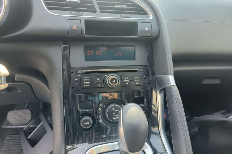 标致3008 2015款 2.0L 自动潮流版中控内饰16