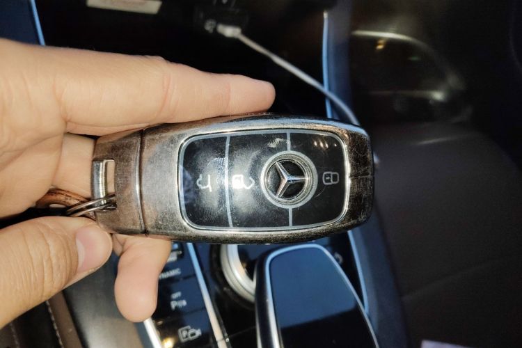 奔驰E级 2017款 E 300 L 运动豪华型中控内饰7001