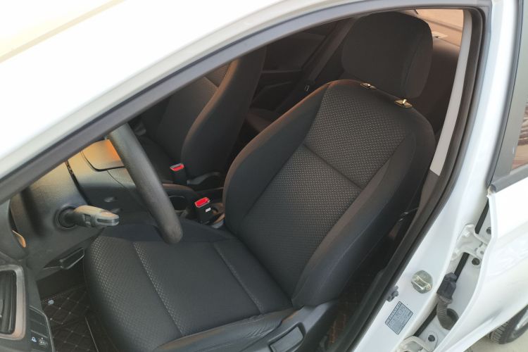 现代 悦纳 2016款 1.4L 手动炫酷版GLS中控内饰19