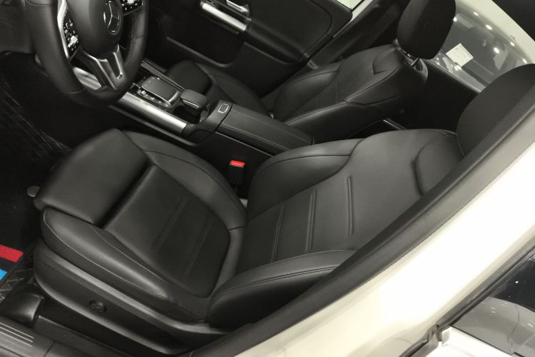 奔驰GLA 2023款 GLA 220中控内饰19