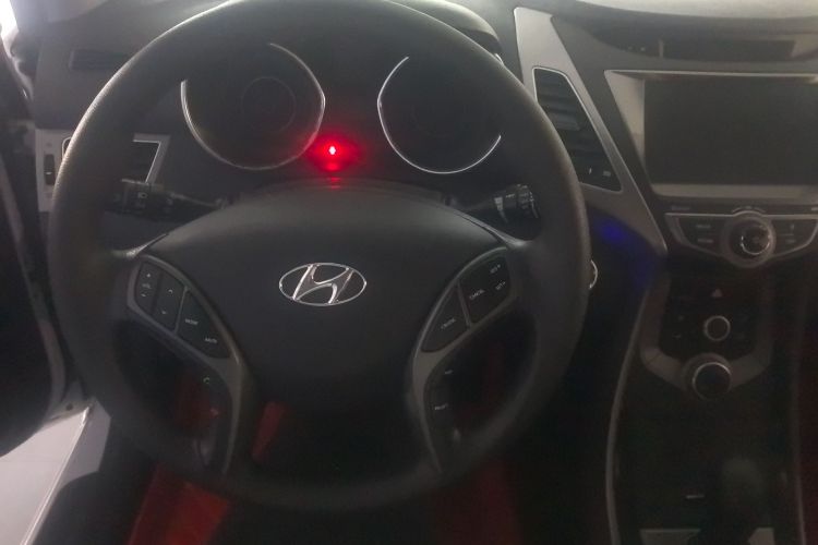 现代 朗动 2016款 1.6L 自动尊贵型中控内饰13