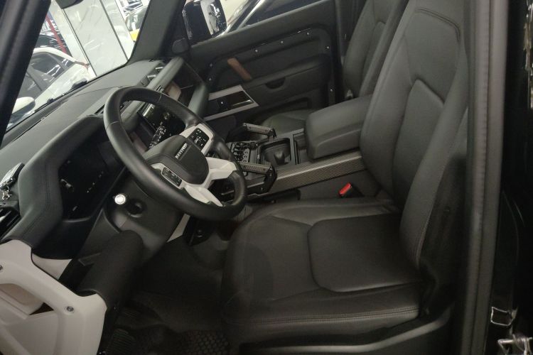 路虎卫士 2024款 110 3.0T P400 暗黑特别版中控内饰19