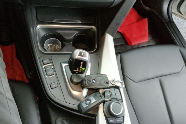 宝马3系 2015款 320i 超悦版时尚型中控内饰18