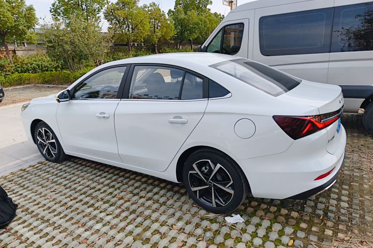 荣威i5 2023款 1.5L CVT尊荣版车身外观6003