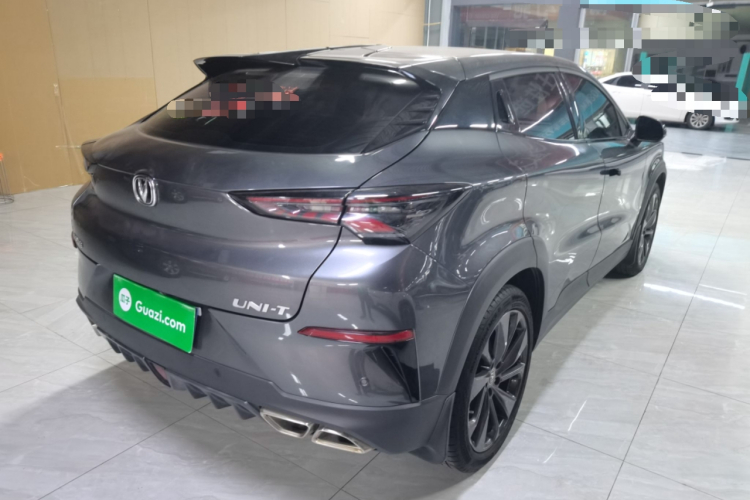 长安UNI-T 2020款 1.5T 尊贵型车身外观7