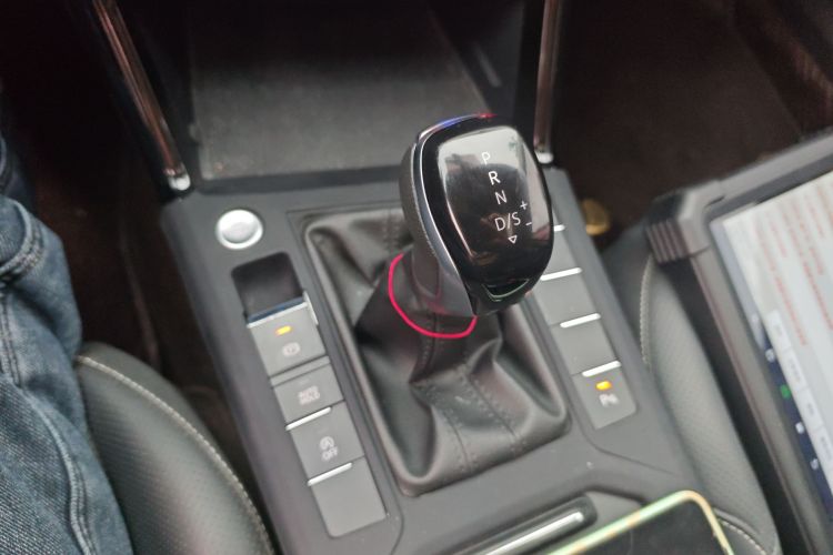 大众 帕萨特 2025款 出众款 380TSI 星空龙腾版中控内饰18