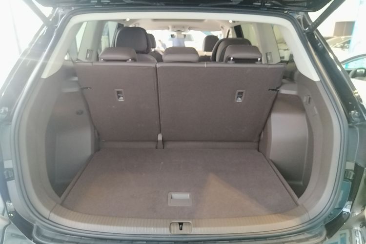 大众 威然 2024款 380TSI 尊贵版机舱底盘23