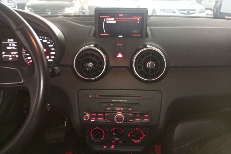 奥迪A1 2014款 30 TFSI Sportback时尚型中控内饰16