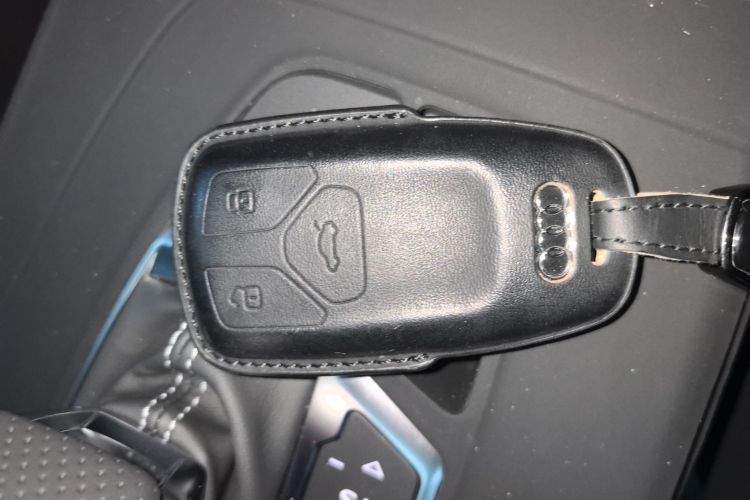 奥迪Q5L 2025款 45周年典藏版 40 TFSI 豪华动感型中控内饰11