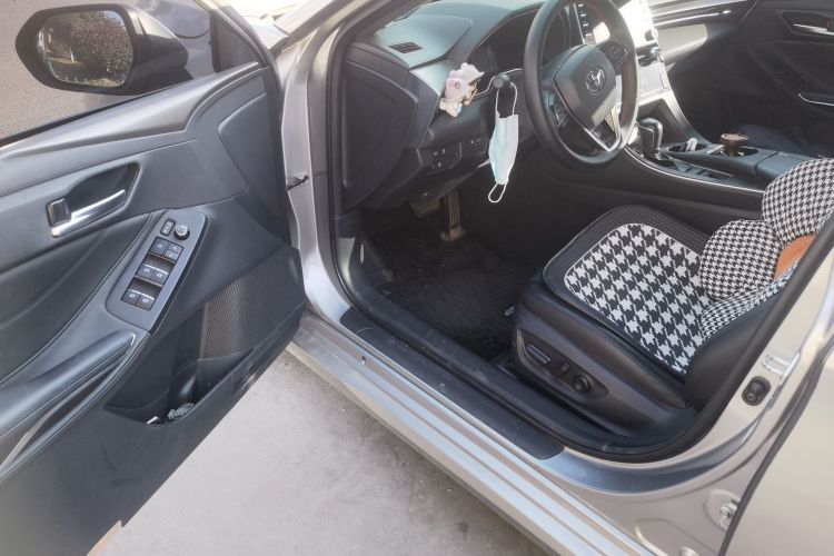 丰田 亚洲龙 2019款 双擎 2.5L 豪华版 国VI中控内饰20